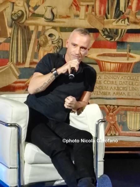 Per il nuovo album “Vita ce n’è”  Eros Ramazzotti si è fatto tatuare l’Albero della vita. Intervista