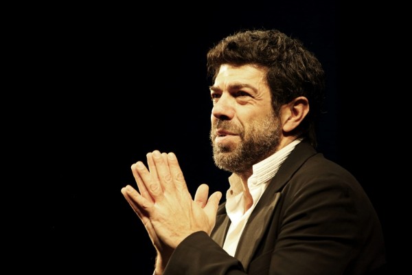 Pierfrancesco Favino al teatro Bellini di Napoli in “La notte poco prima delle foreste”