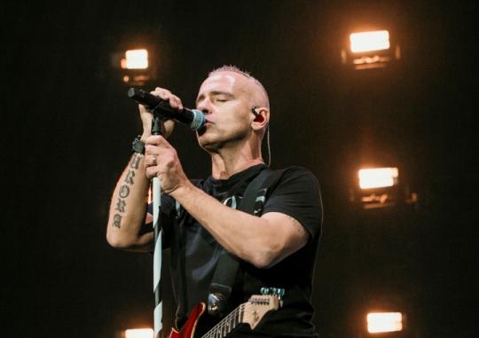 Ramazzotti regala 10 mila mimose al suo concerto di Milano per celebrare la donna e apre il concerto con un messaggio di Annie Lennox