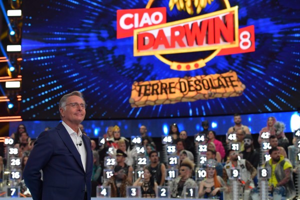 “Ciao Darwin 8” Terre Desolate da stasera la prima puntata Chic vs Shock