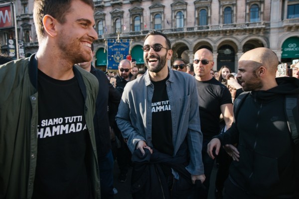Marco Mengoni e la Banda D’Affori un flash mob a sorpresa nel centro di Milano. Video e foto