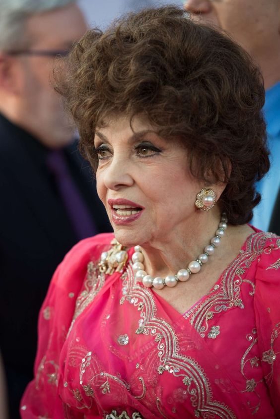 «Vorrei fare un regalo a tutti voi: sto scrivendo la mia biografia!» ha dichiarato Gina Lollobrigida nel giorno del suo compleanno