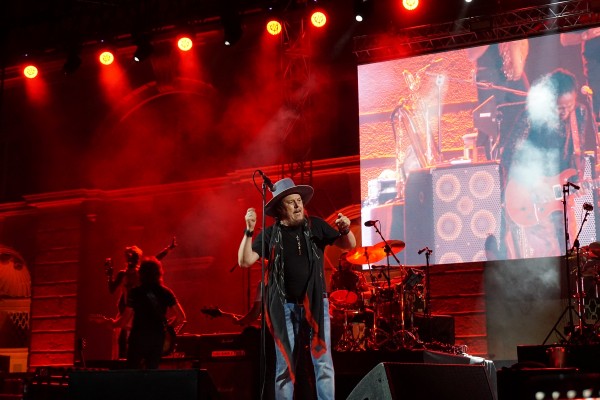 Zucchero regala sorprese,  festa e soul alla tappa di Caserta. Recensione