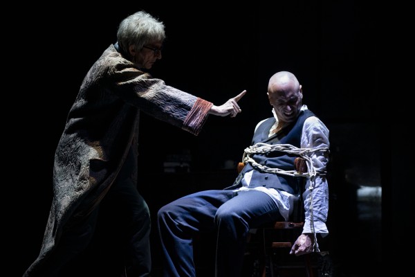 Il caso Jekyll, tutti ipnotizzati dal fascino del male al Bellini di Napoli. Recensione