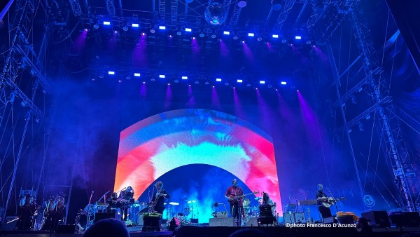 Un viaggio catartico tra vita e morte, benvenuti al Funeral degli Arcade Fire a Milano. Recensione