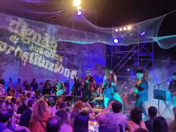 Dignità Autonome di Prostituzione: La rivoluzione del teatro al Castel Sant'Elmo