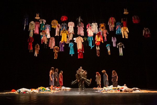 Voci di dolore e speranza: Extra Moenia di Emma Dante al Bellini di Napoli. Recensione