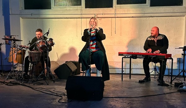 Ironia, tradizione e modernità: la cantastorie Dada' racconta la sua Napoli. Intervista
