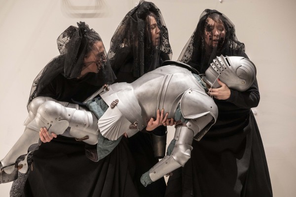 Nel grembo del caos: Baùbo e l’arte di non essere morti al Bellini di Napoli. Recensione