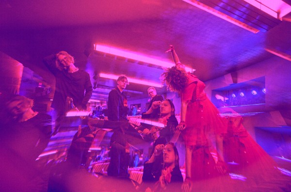 Arcade Fire: Il ritorno con “Pink Elephant”, un’odissea sonora tra oscurità e rinascita