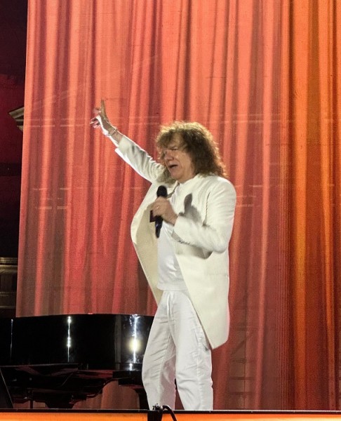 Napoli celebra Riccardo Cocciante: live memorabile a Piazza del Plebiscito. Recensione