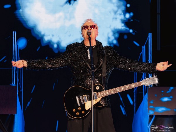 “Strappo la mia foto in bianco e nero e ringrazio la vita”. Tozzi chiude a Verona il Final tour
