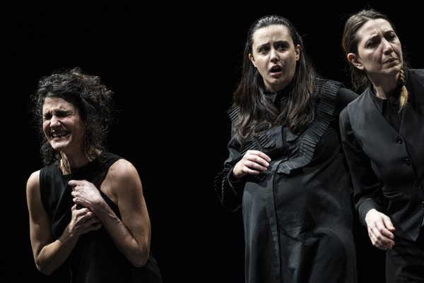 Dodici donne e un cielo muto: l’urgenza di “L’Empireo” al Bellini