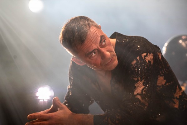 La tragedia in frantumi: Timi al Bellini di Napoli rilegge Amleto nella complessità del presente