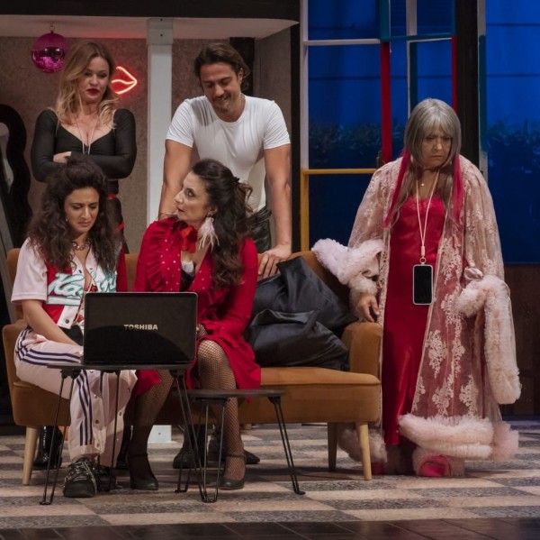 Maria Bolignano al Minerva: donne over 40 tra OnlyFans e riscatto