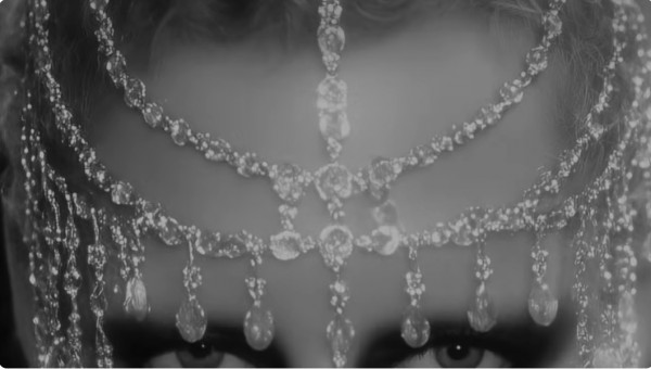 Mina canta Armani: “A costo di morire” chiude la sfilata