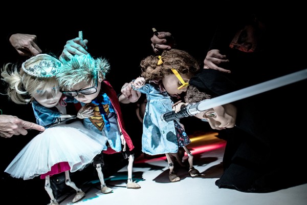 Pupazzi, silenzi e traumi: La classe di Fabiana Iacozzilli a Napoli