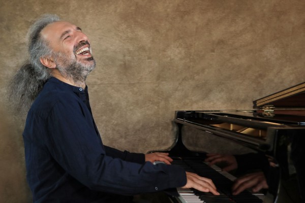Tutta la vita in una nota: Stefano Bollani e il jazz che unisce mondi