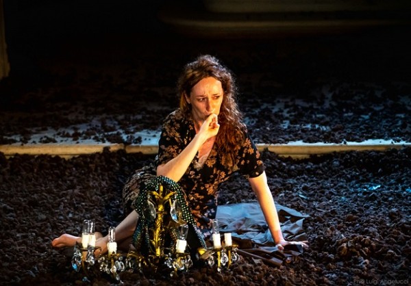 Anna Cappelli al Teatro Nuovo Napoli: il delirio lucido di una donna che il mondo non ha mai capito