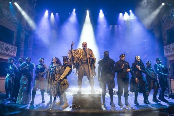 Nel nome dell’odio: GiuRo e la generazione bannata dal tempo al Bellini di Napoli