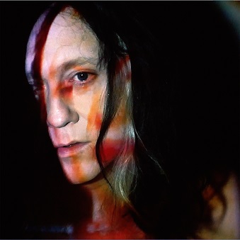 «Mi hanno uccisa e bruciata per duemila anni, della Chiesa non mi importa». Anohni a Napoli con Jesus as a Girl