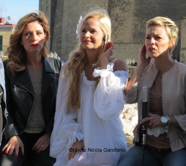 Grecia Colmenares e Ida Rendano sul lungomare napoletano