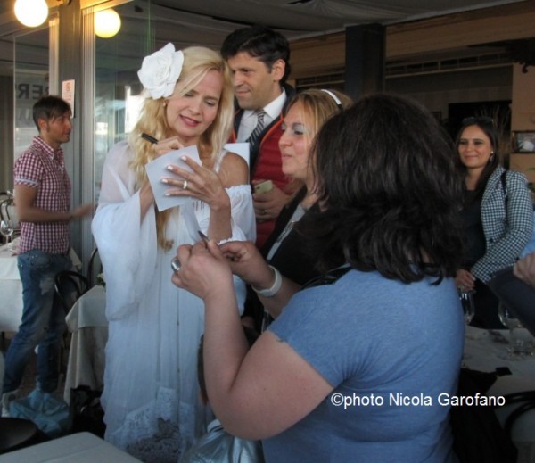 Grecia Colmenares con i fan napoletani.