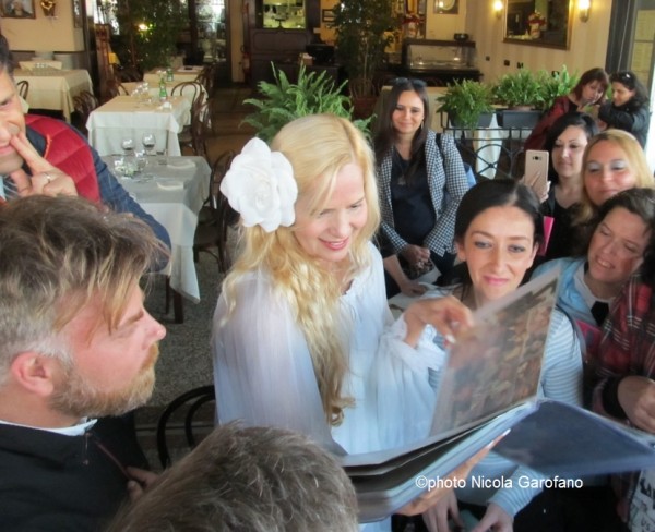 Grecia Colmenares con i fan napoletani.