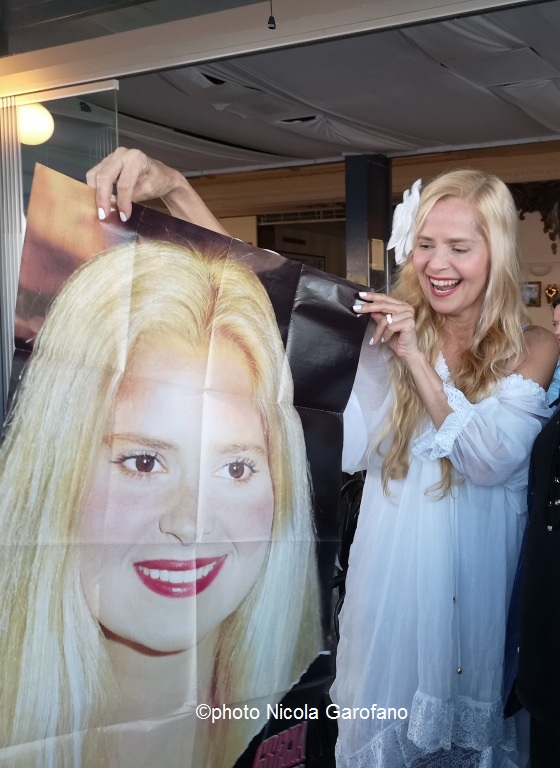 Grecia Colmenares con un suo poster di un fan napoletano