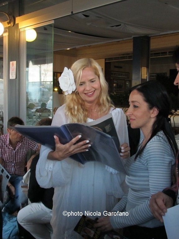 Grecia Colmenares con i fan napoletani.