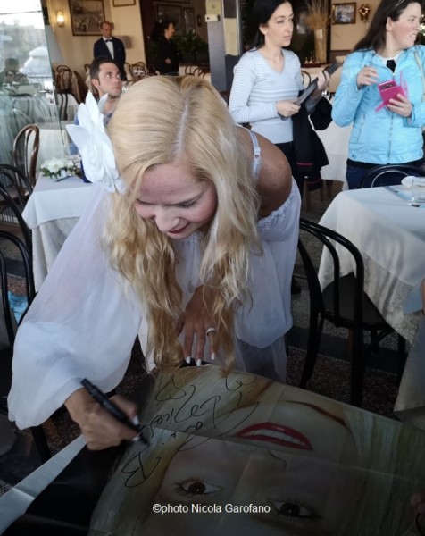 Grecia Colmenares autografa un poster a un suo fan napoletano.