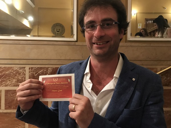 Mario Roma con il biglietto di accesso al cartellone teatrale ufficiale